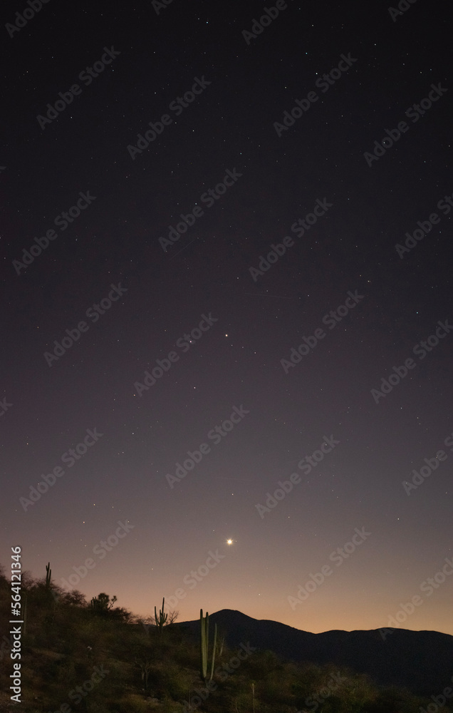 Venus y el cielo estrellado sobre las montañas Venus y el cielo estrellado sobre las montañas