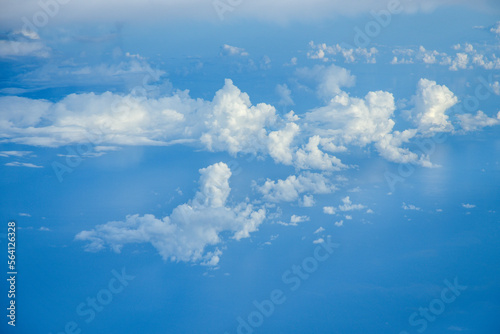 飛行機から眺める沖縄の美しい海の風景 © Raicho