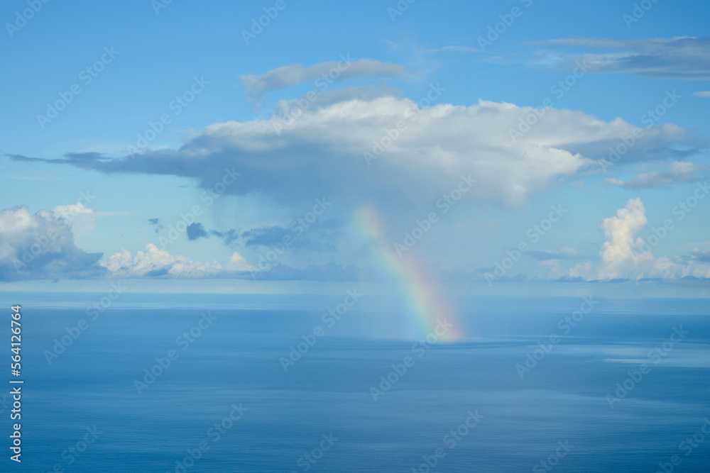 飛行機から眺める美しい海にかかる虹の風景