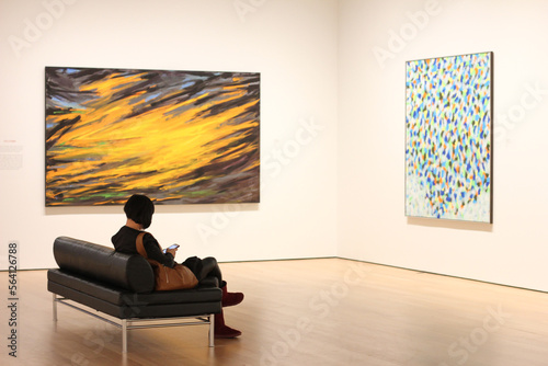 Cuadro en lienzo Art gallery visit