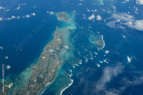 飛行機から眺める沖縄の美しい海の風景