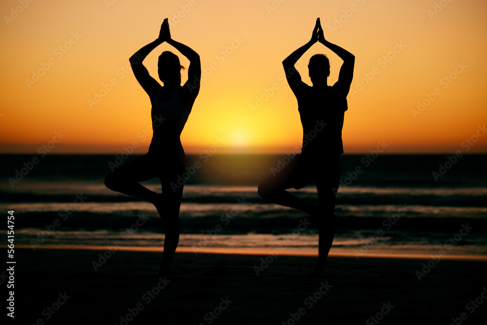 Foto Stock Prayer hands, yoga silhouette and meditation with couple at  beach for health or wellness. Sunset, pilates shadow and man and woman with  namaste hand pose for training, zen chakra or