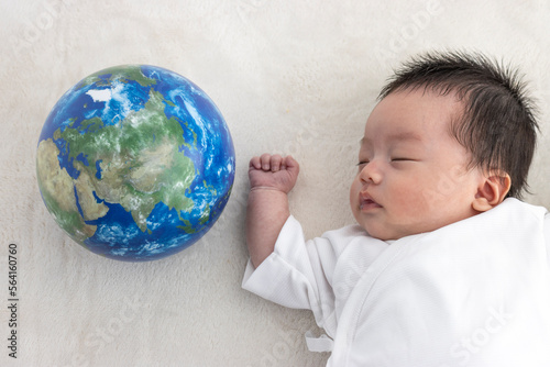 赤ちゃんと地球儀（0歳1か月、日本人、男の子） photo