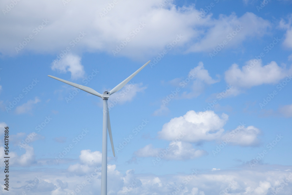 파란하늘과 흰 구름 사이로 설치된 풍력 발전기