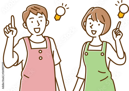 いいこと思いついたエプロンの若い保育士の
男女