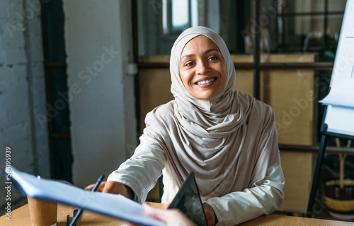 Foto Beautiful middle-eastern businesswoman wearing traditional arab dress working in