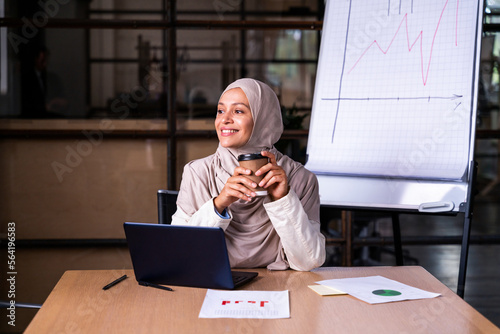 Foto Beautiful middle-eastern businesswoman wearing traditional arab dress working in