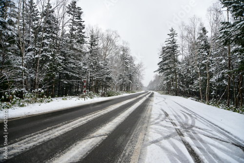 積雪のある道路