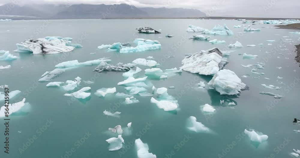 Iceberg provenant du glacier Vatnajökull, dans le lagon de Jökulsárlón en Islande