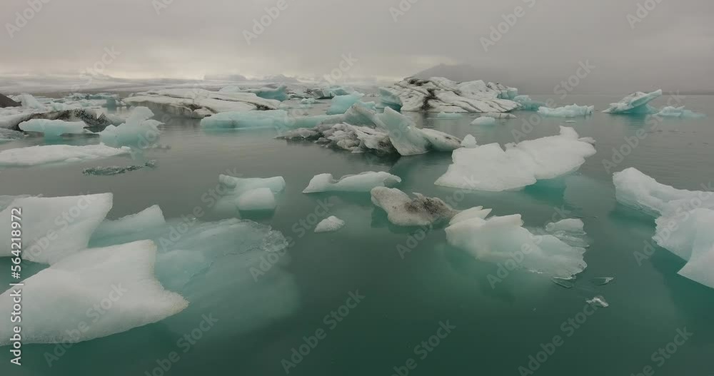 Iceberg provenant du glacier Vatnajökull, dans le lagon de Jökulsárlón en Islande
