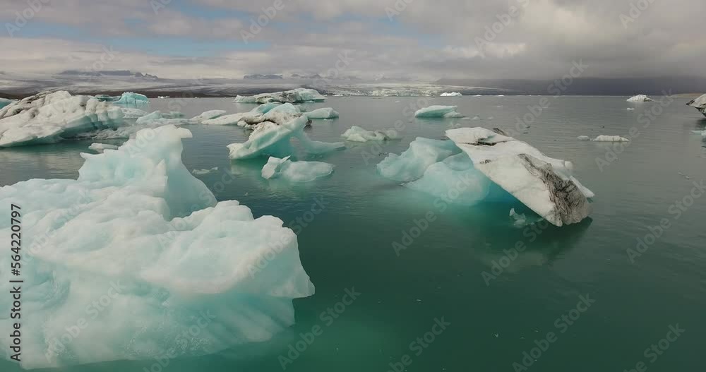 Iceberg provenant du glacier Vatnajökull, dans le lagon de Jökulsárlón en Islande