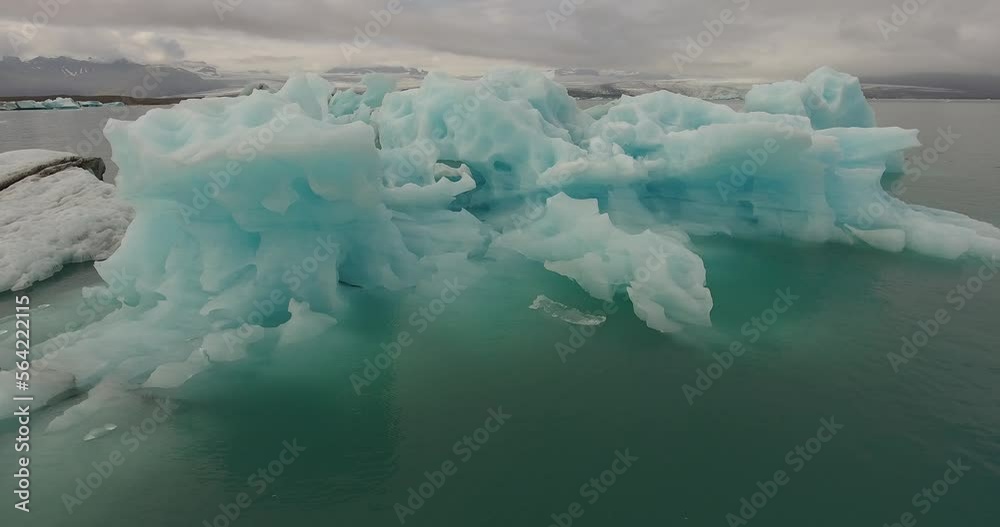 Iceberg provenant du glacier Vatnajökull, dans le lagon de Jökulsárlón en Islande