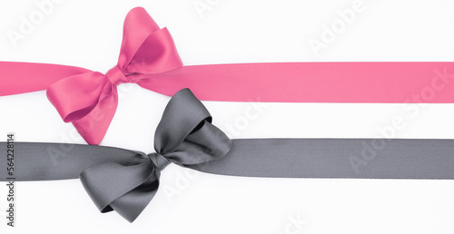 Nœuds de ruban de satin pour paquet cadeau de couleurs gris et rose, isolé sur du fond blanc. Arrière-plan avec nœud en ruban sur fond blanc. 