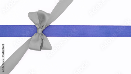 Nœuds de ruban de satin pour paquet cadeau de couleurs gris et bleu, isolé sur du fond blanc. Arrière-plan avec nœud en ruban sur fond blanc. 