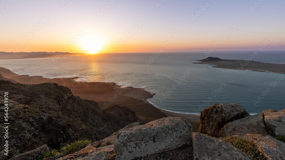 Puesta de sol en la Isla de la graciosa, Lanzarote, Islas Canarias