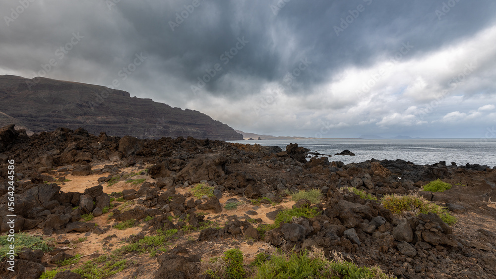 Nubes de tormenta sobre paisaje costero de Lanzarote