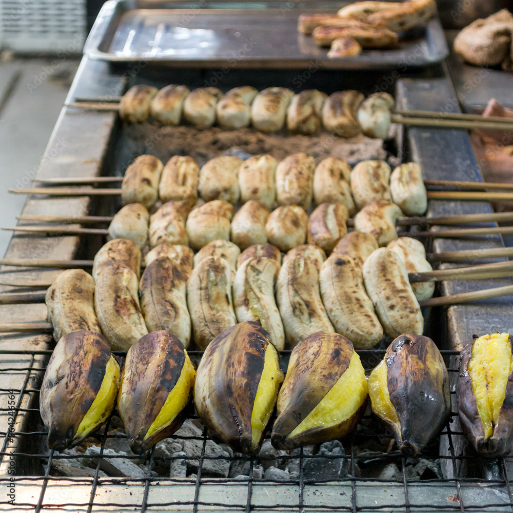 Fototapeta premium Thai grilled bananas in peels.