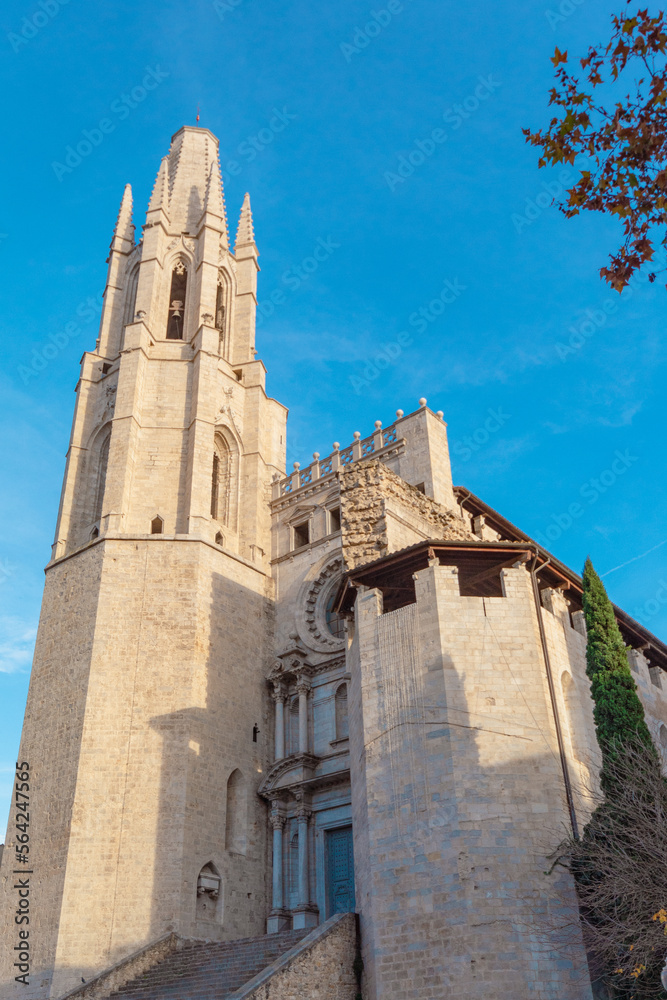 Catedral de Gerona con el alto campanario finalizando con el soleado cielo azul del Mediterráneo.