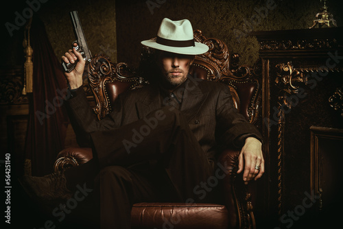 Foto mafia man with a gun