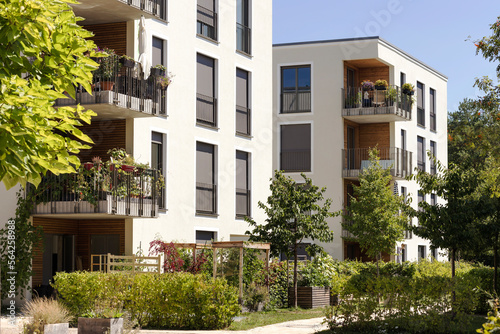 Φωτογραφία Eco City with Modern Exterior Design of Apartment Building and Landscaping