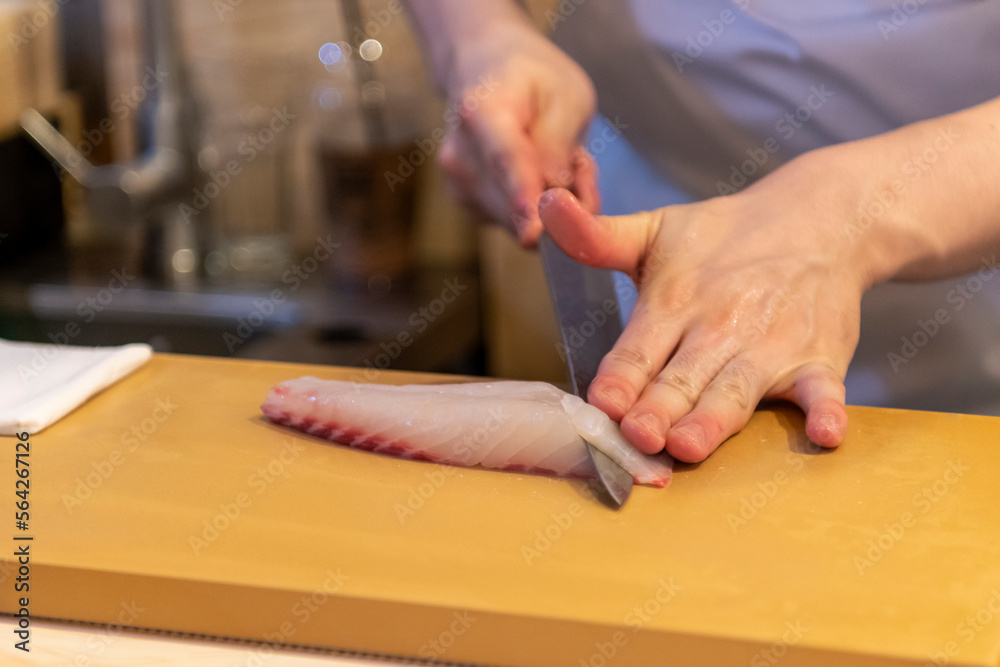 싱싱한 생선을 다듬는 요리사의 손. 