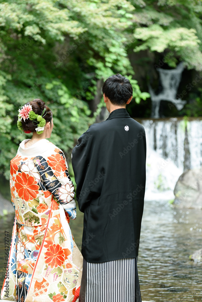 日本の伝統的な着物を着ている夫婦