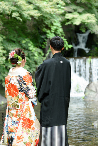 日本の伝統的な着物を着ている夫婦