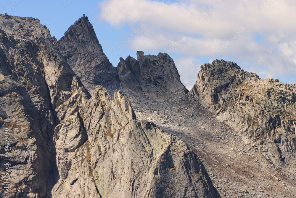 Bergeller Spitzen im Fokus; Hoch über dem Albignasee, Al Gal (2774m) am Piz Cacciabella (Bernina-Alpen)