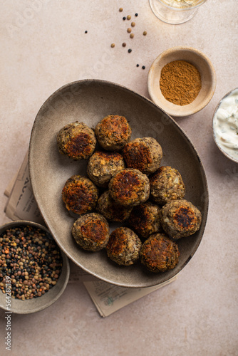plat de boulettes végétales fait maison aux lentilles vertes soja cumin persil et oignon avec sauce au yaourt photo