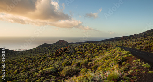 Paisaje volcánico en el sur de la isla de La Palma al amanecer. Canarias.