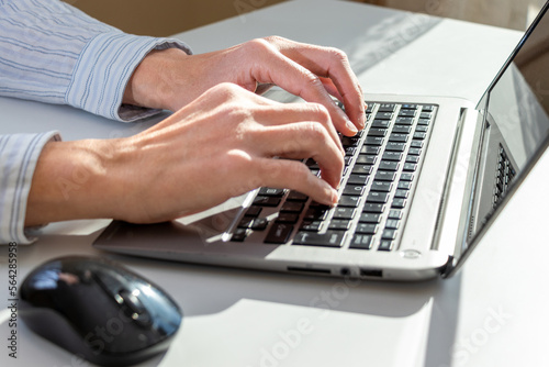 オフィスでパソコンのキーボードを打つ	ビジネスマン photo