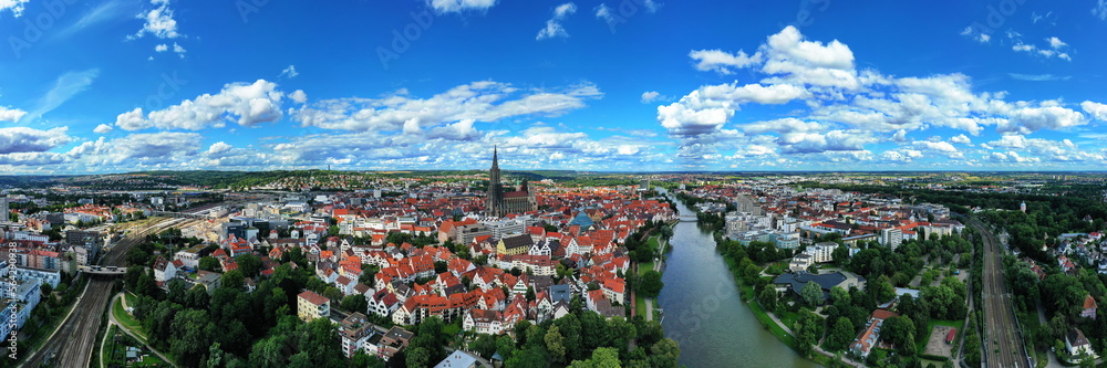 Luftbild von Ulm an der Donau mit Blick auf das Ulmer Münster. Ulm,Tübingen,Baden-Württemberg, Deutschland.