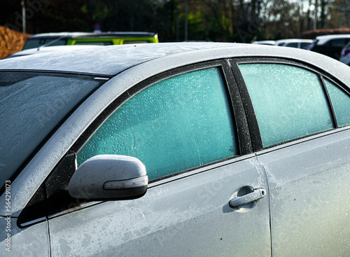 hiver, voiture avec vitres gelées