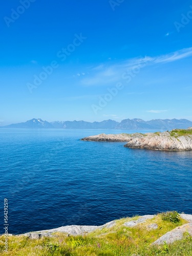Fototapeta Naklejka Na Ścianę i Meble -  Blue calm ocean bay horizon, small rocky islands, blue sky