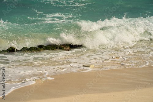 Sand und Wellen am menschenleeren, romantischen Strand in Mexiko, Traummotiv im Urlaub