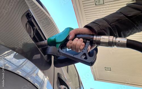 Fare rifornimento di carburante alla stazione di servizio per la propria automobile photo