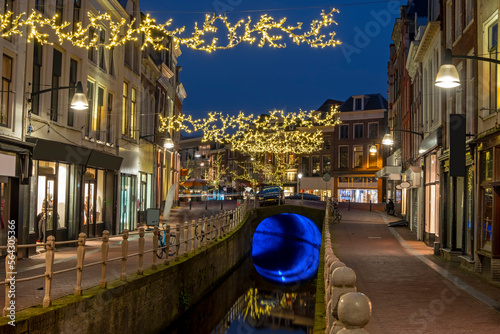 Fototapeta Naklejka Na Ścianę i Meble -  The traditional city Leeuwarden in the Netherlands at christmas time at night