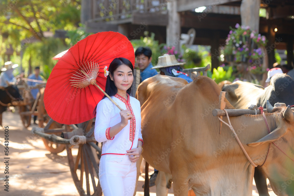Obraz premium Thai women wear Thai dress is smile happy.