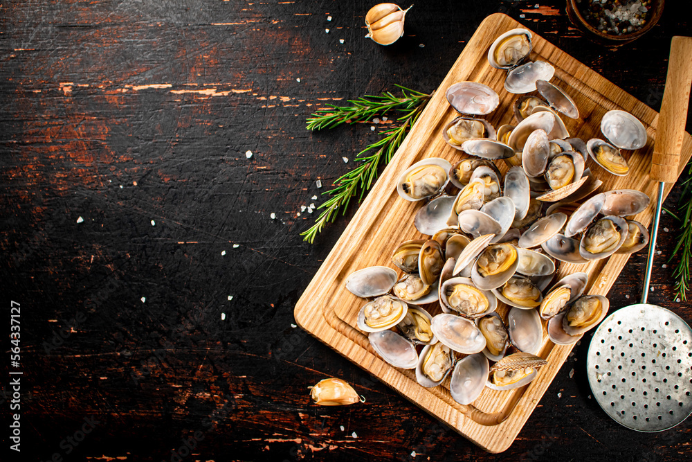 Vongole on a wooden cutting board. 