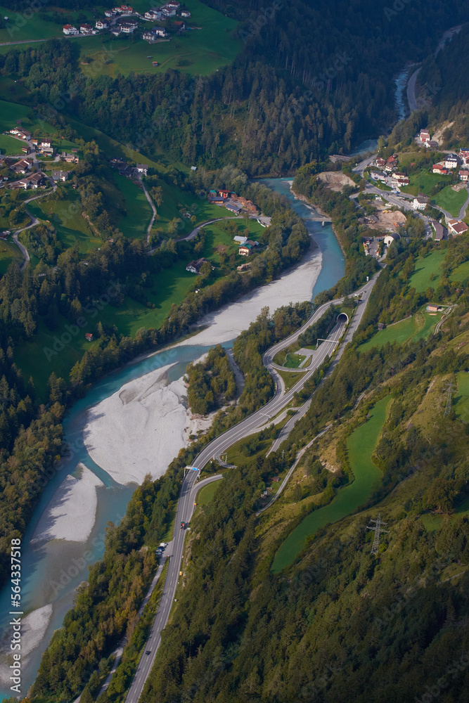 Fototapeta premium Der Inn und die Reschenstraße bei Prutz