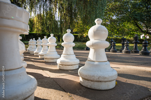 große weiße Schachfiguren