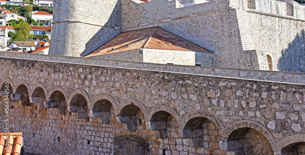 Obraz premium Walk on the ancient, defensive city wall in Dubrovnik, Croatia at the Dalmatian Coast of the Adriatic Sea