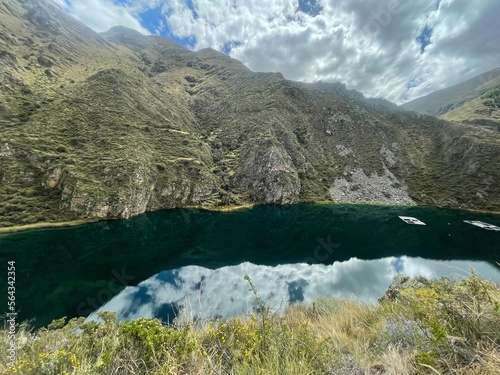 Fototapeta Naklejka Na Ścianę i Meble -  Paisaje de un lago con cerros