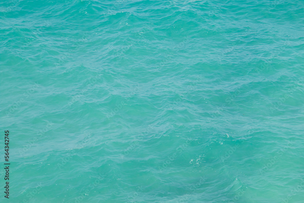 Aguas turquesas en una playa de arenas blancas. Superficie rizada del agua del mar observada desde lo alto de un acantilado en Torre dell'Orso, Puglia, Italia. Aguas turquesas en una playa de arenas blancas. Superficie rizada del agua del mar observada desde lo alto de un acantilado en Torre dell'Orso, Puglia, Italia.