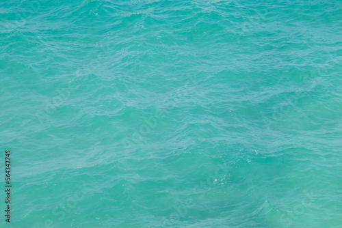 Aguas turquesas en una playa de arenas blancas. Superficie rizada del agua del mar observada desde lo alto de un acantilado en Torre dell'Orso, Puglia, Italia.