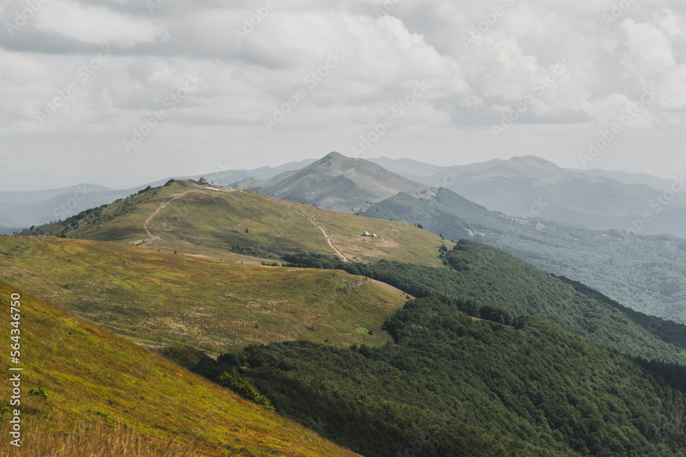 Panorama w Bieszczady z Połoniny Wetlińskiej. Chatka Puchatka