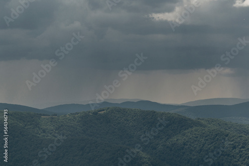 Widok w Bieszczadach z Połoniny Wetlińskiej. Ciemne burzowe chmury , oberwania chmury i nawałnica