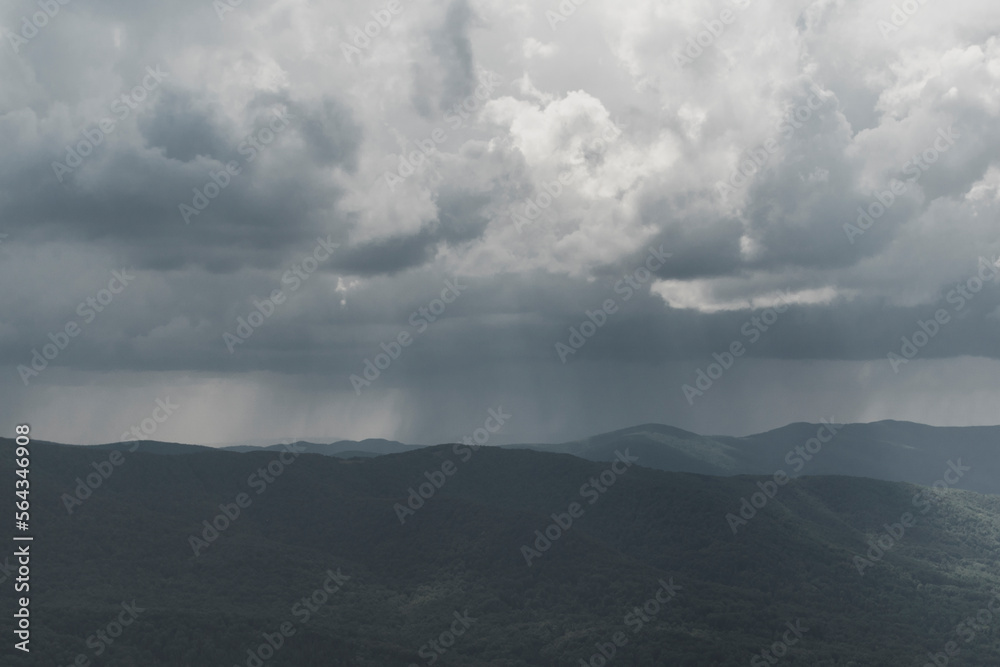 Widok w Bieszczadach z Połoniny Wetlińskiej. Ciemne burzowe chmury , oberwania chmury i nawałnica - obrazy, fototapety, plakaty 