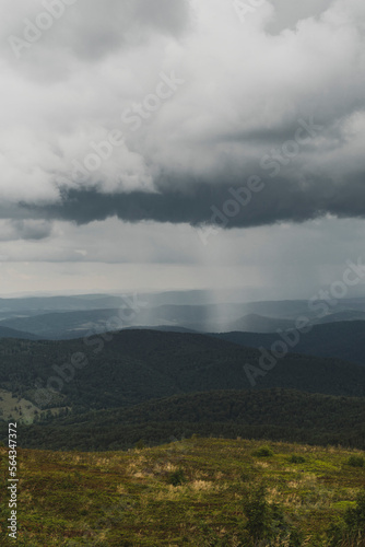 Fototapeta Naklejka Na Ścianę i Meble -  Widok w Bieszczadach z Połoniny Caryńskiej. Ciemne burzowe chmury , oberwania chmury i nawałnica