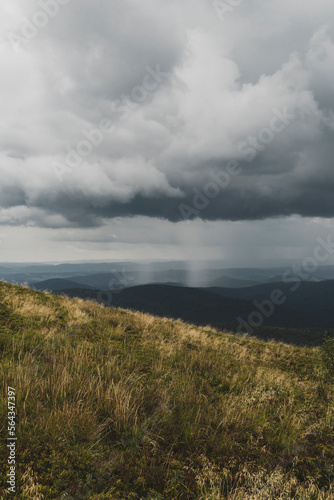 Widok w Bieszczadach z Połoniny Caryńskiej. Ciemne burzowe chmury , oberwania chmury i nawałnica